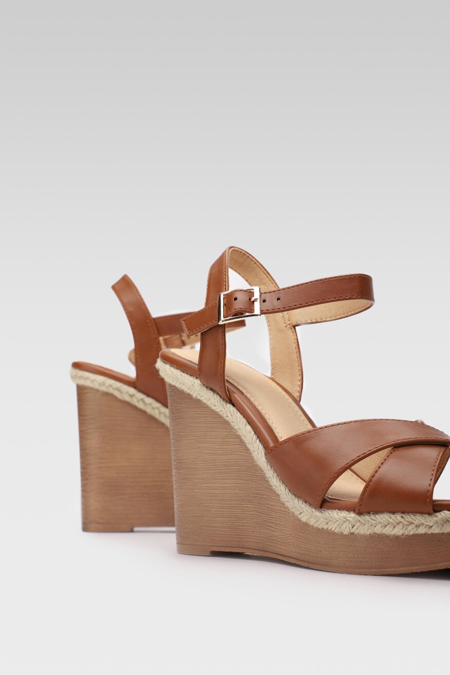 
                Jenny Fairy - Sandały na koturnie brązowe - 5903698383927