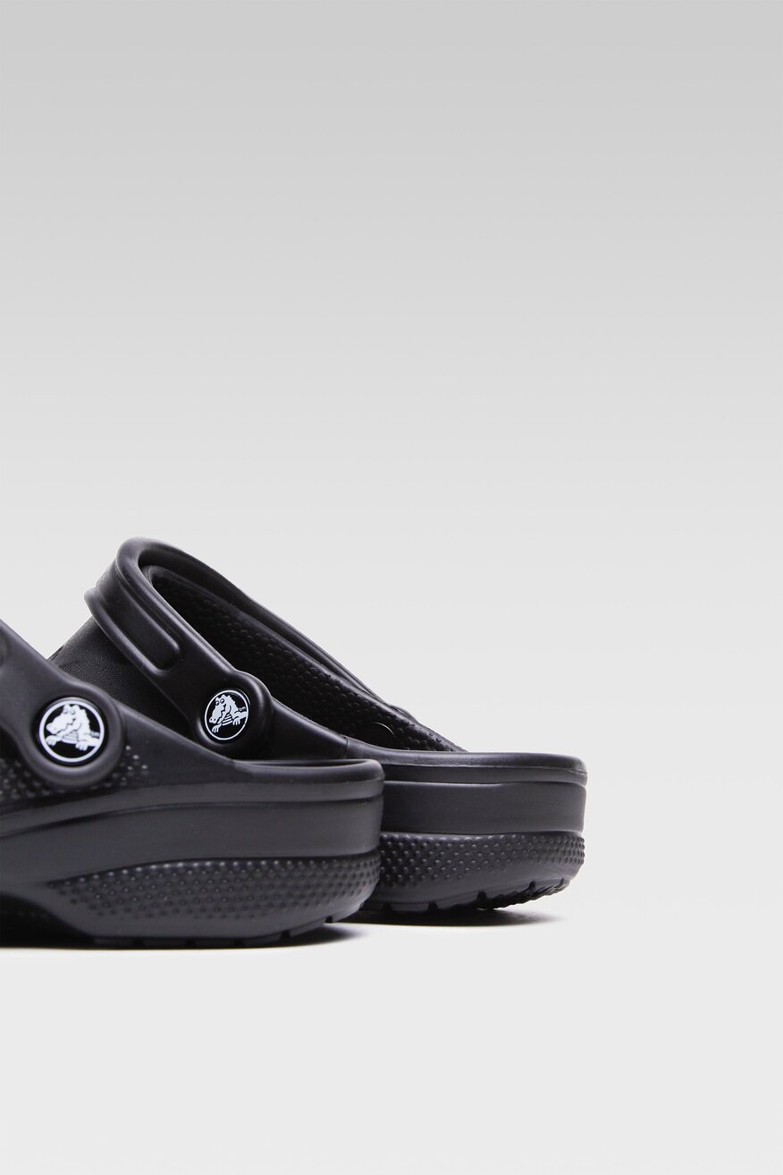 
                Crocs - Klapki z zakrytymi palcami - 5904248820374