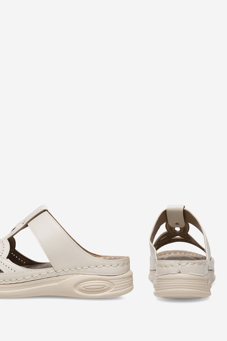 Clara Barson - Klapki na koturnie - 5905588587361