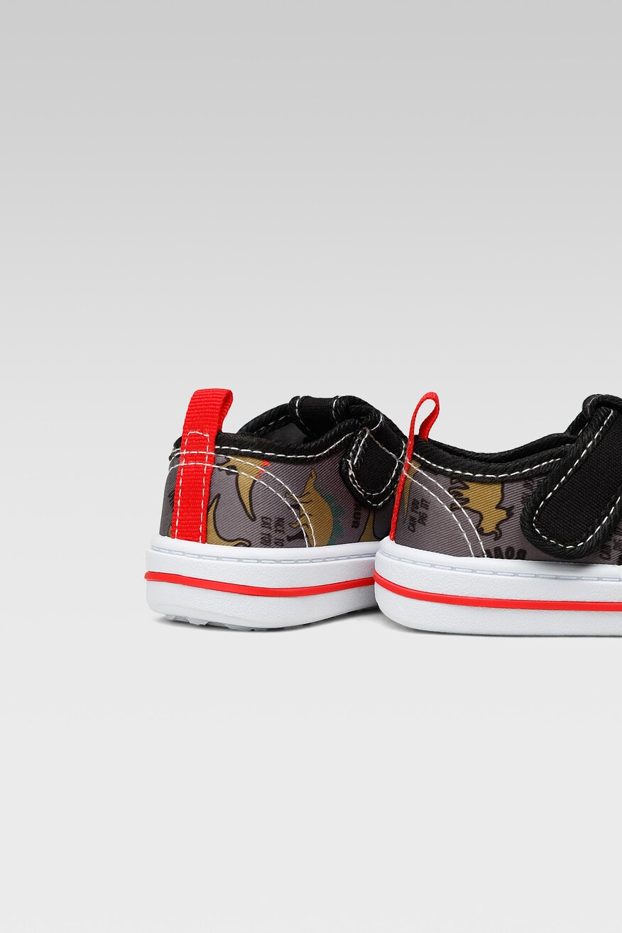 
                Action Boy - Kapcie z naszywkami czarne - 5904248256432