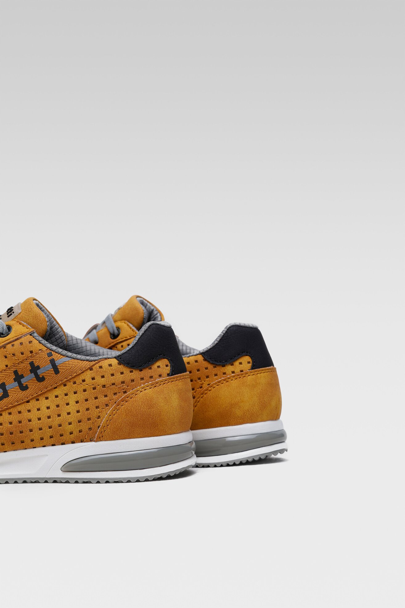 Półbuty Bugatti 321-A3801-5000-5000 Żółty