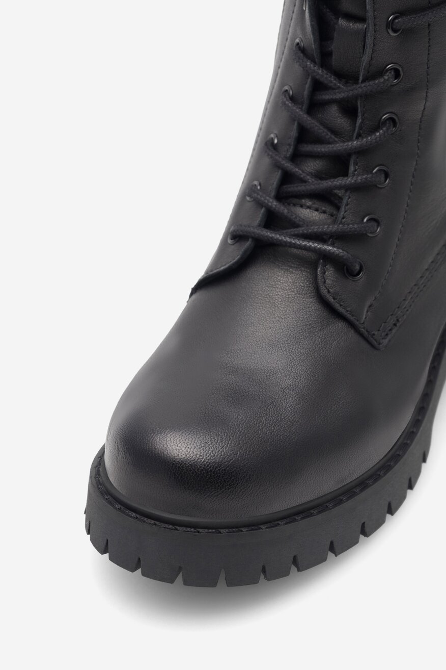 
                Šněrovací vyšší obuv Lasocki Young ČERNÁ - 5905588117087