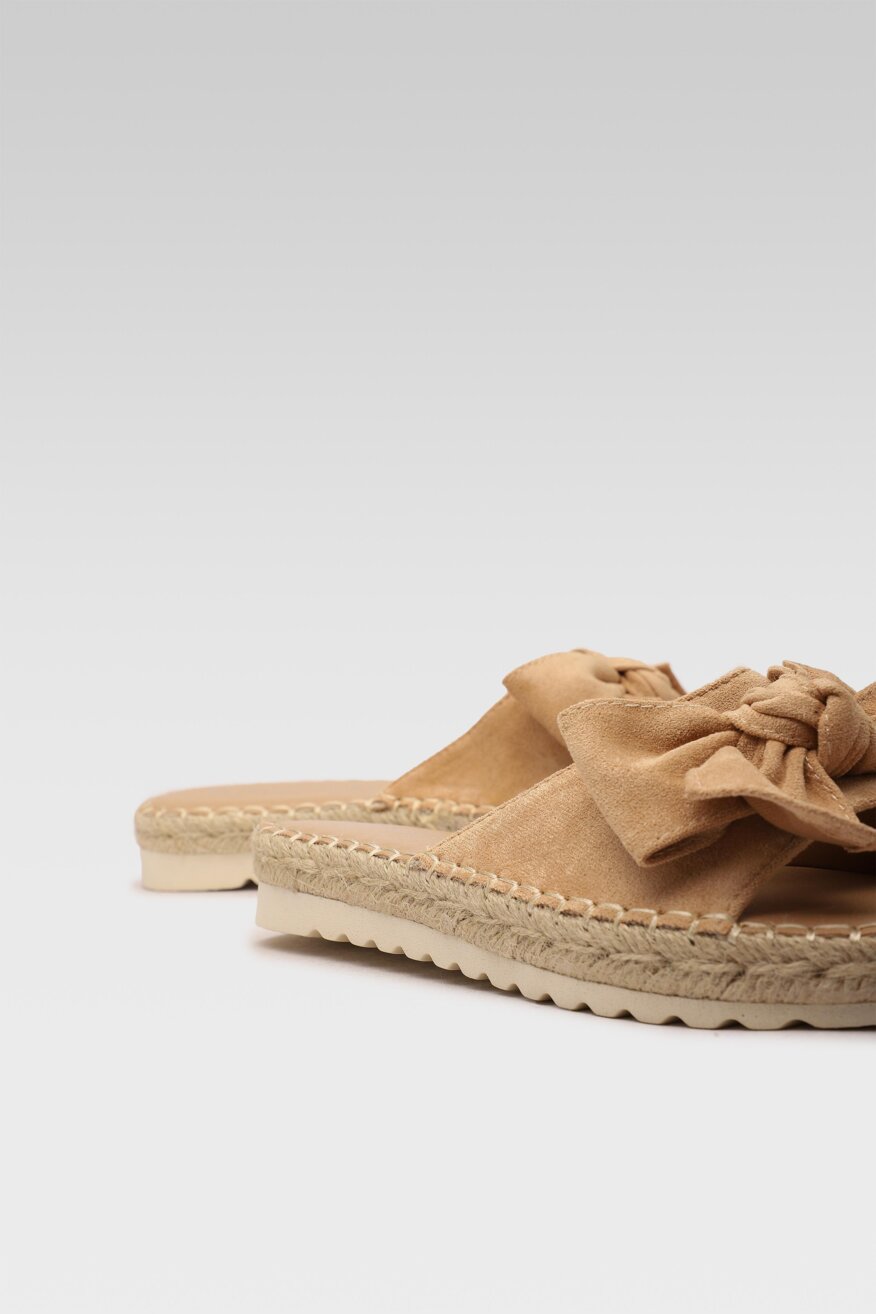 
                Jenny Fairy - Klapki z aplikacją beżowe - 5903698464466