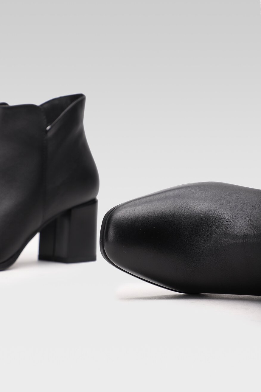 
                Lasocki - Botki skórzane na słupku - 5903698918631