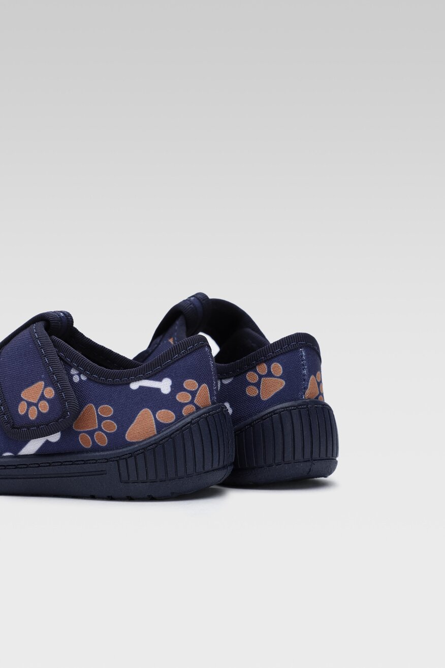 MB - Kapcie z printem granatowe - 5903698807799