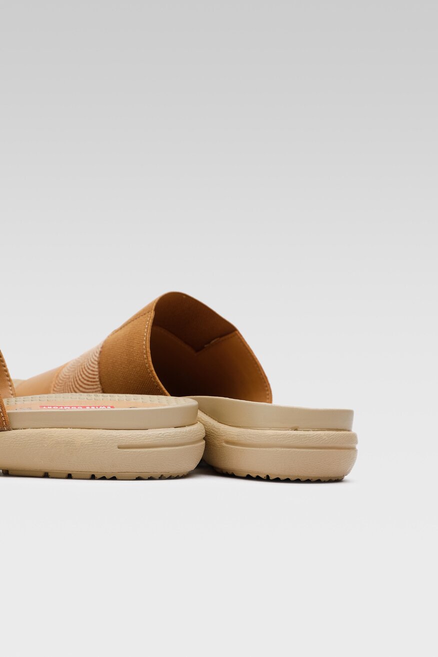 
                Go Soft - Skórzane klapki beżowe - 5904248649760