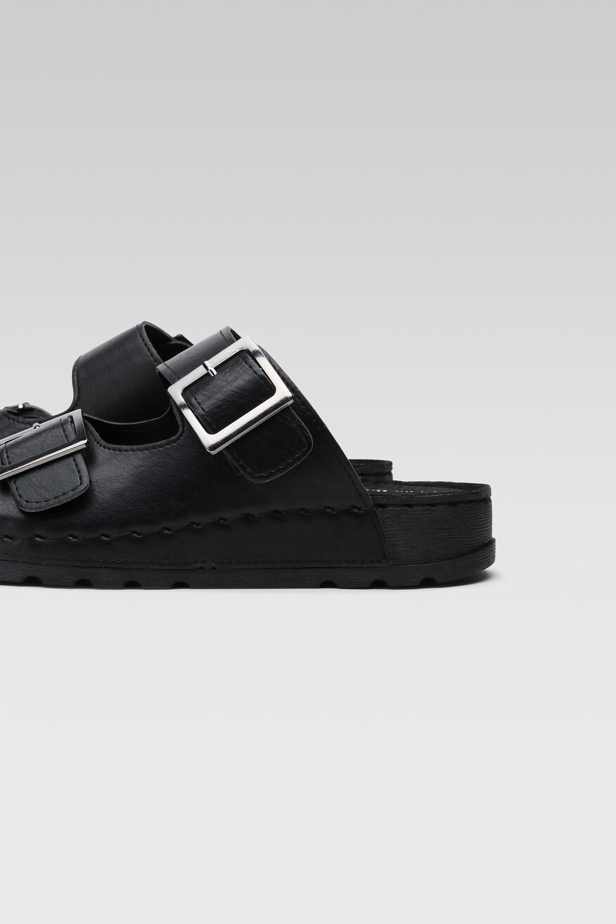 
                Clara Barson - Klapki czarne - 5904862755182