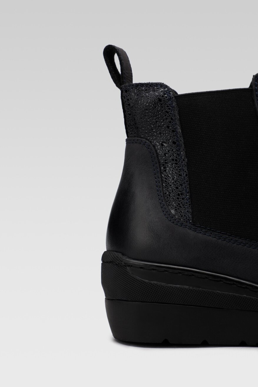 
                Go Soft - Botki skórzane na koturnie - 5904248947255