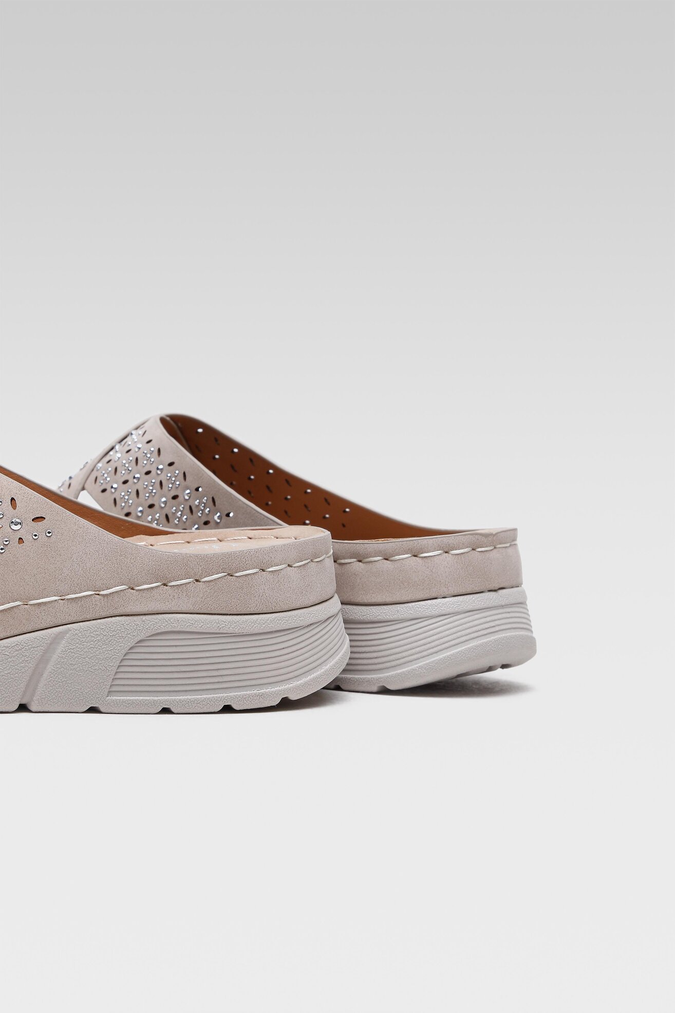 Klapki Clara Barson WS8054-02 Beżowy