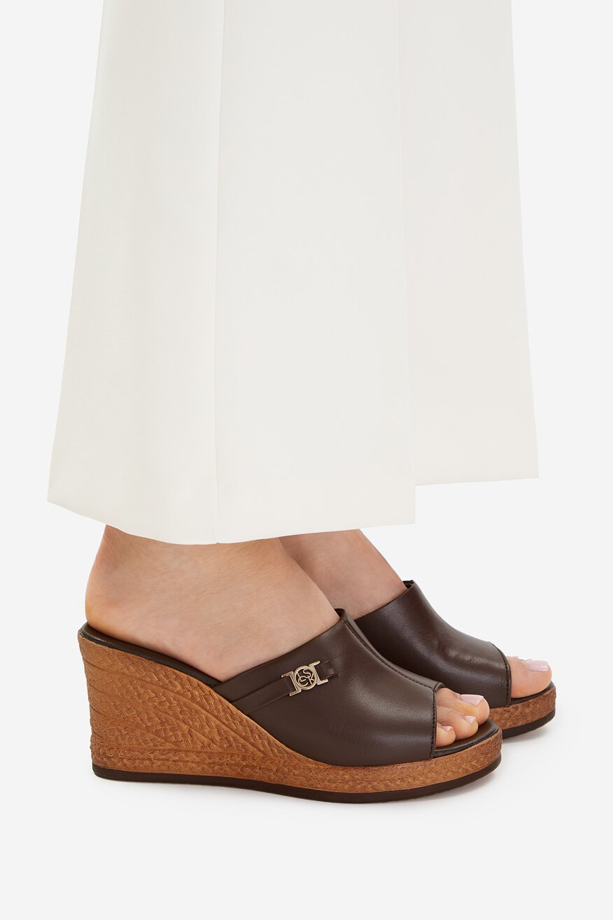 
                Lasocki - Klapki skórzane na koturnie - 5906751590102