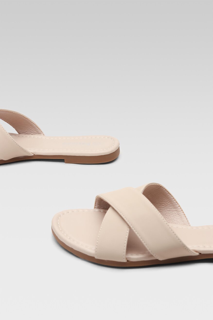 
                Bassano - Klapki beżowe - 5904862835556