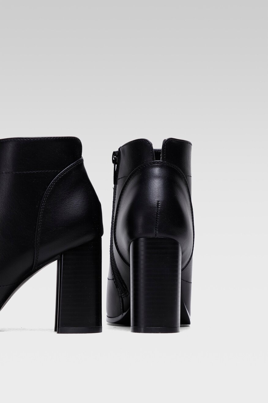 
                Jenny Fairy - Botki typu peep toe czarne - 5904248164676