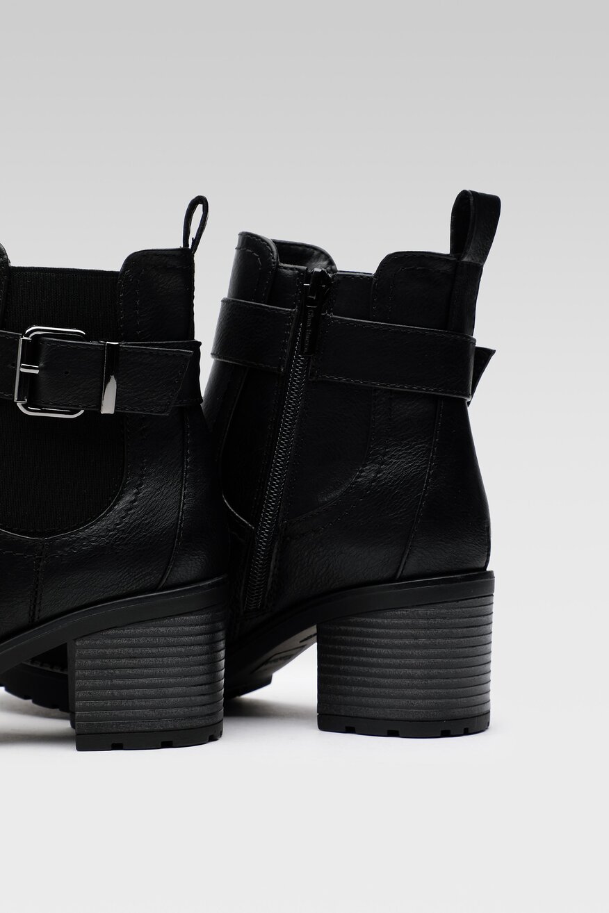 
                Clara Barson - Botki na słupku z klamrą - 5904862239668