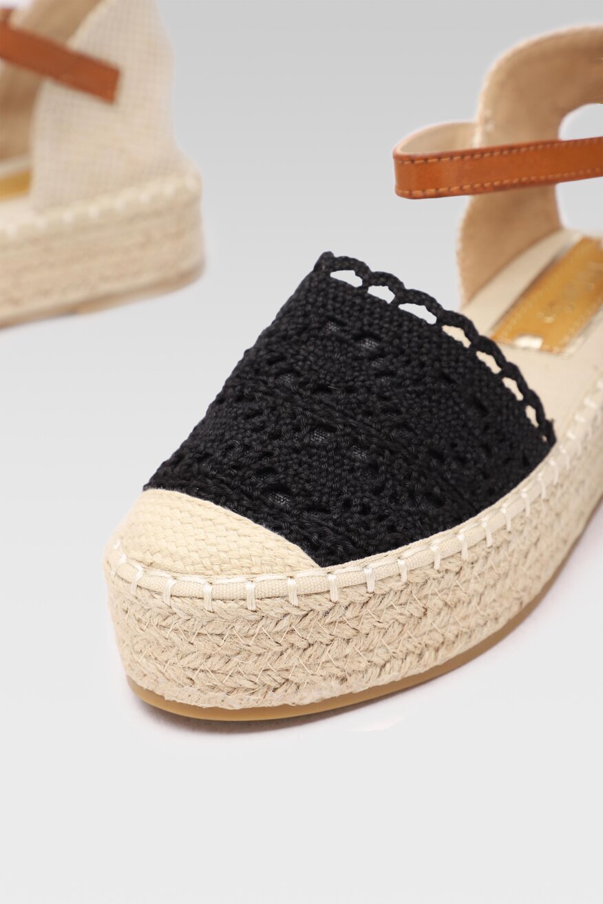 
                DeeZee - Espadryle na koturnie z platformą czarne - 5903698561561