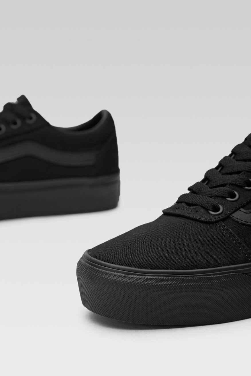 
                Vans - Trampki czarne sznurowane - 5904248058043