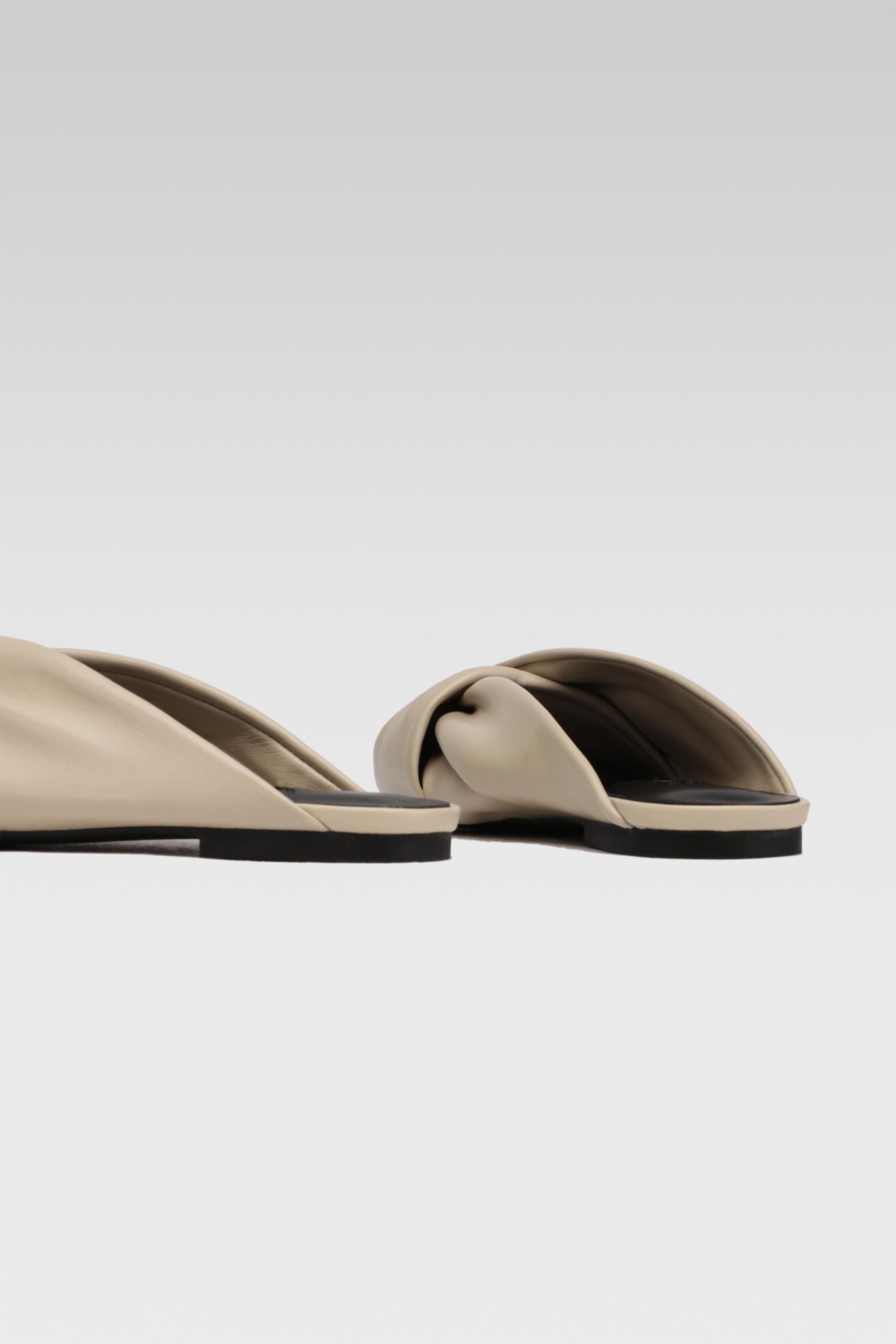 Klapki Gino Rossi V200-19-1 Beżowy