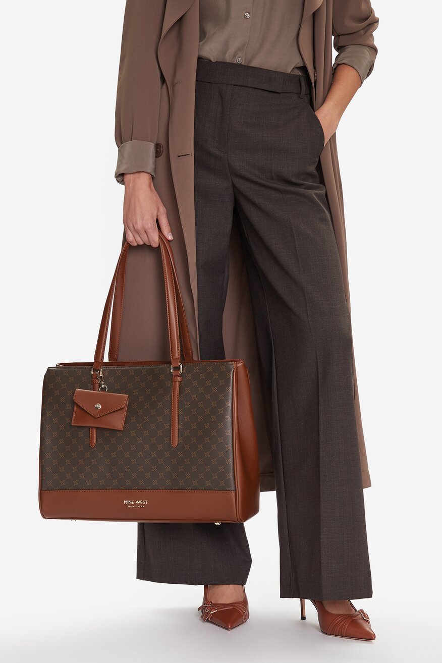 
                Дамска чанта NINE WEST КАМЕЛ - 5906751436226