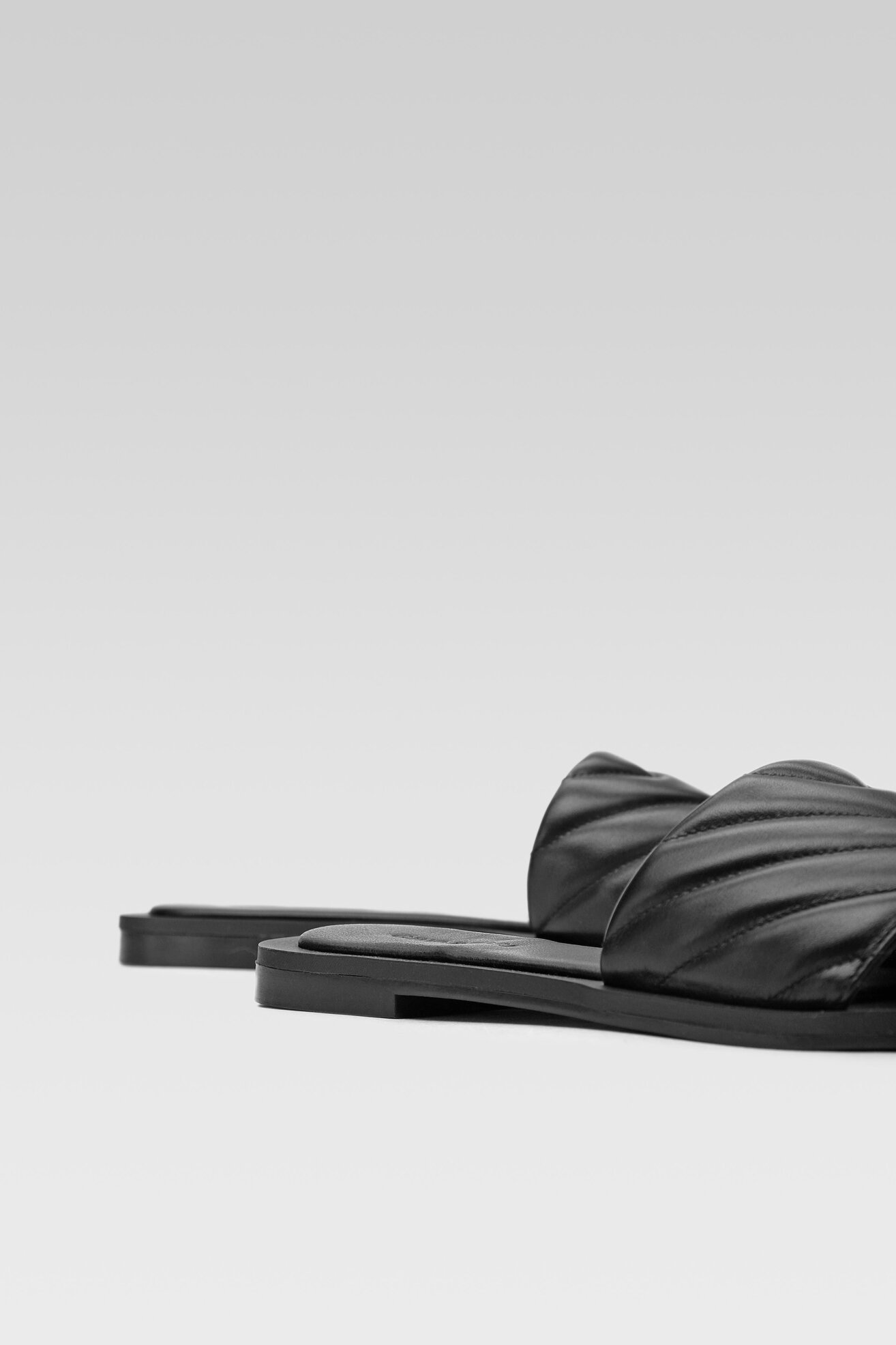 Klapki Gino Rossi S165 Czarny