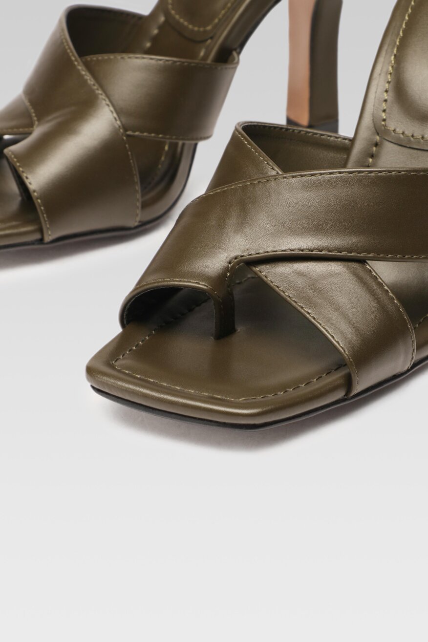 
                Jenny Fairy - Klapki na obcasie khaki - 5903698387338