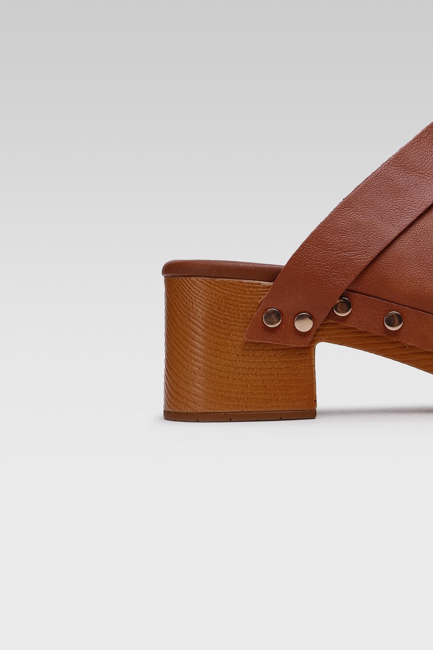 
                Jenny Fairy - Klapki chodaki brązowe - 5904248749989