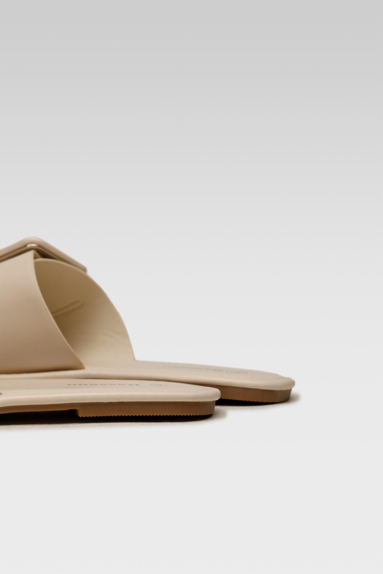 Klapki Bassano 23532HDC Beżowy