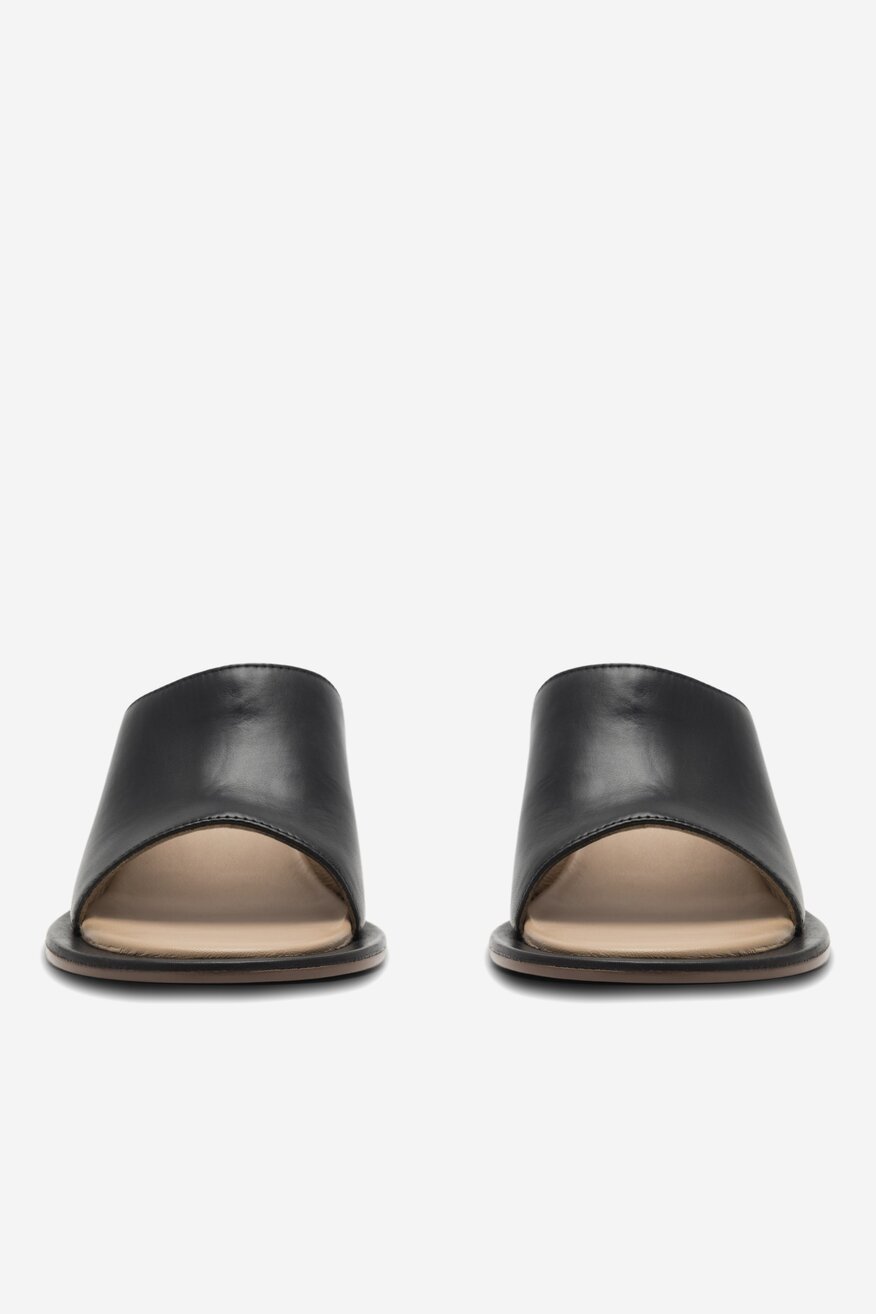 
                RAGE AGE - Skórzane klapki czarne - 5904862797045