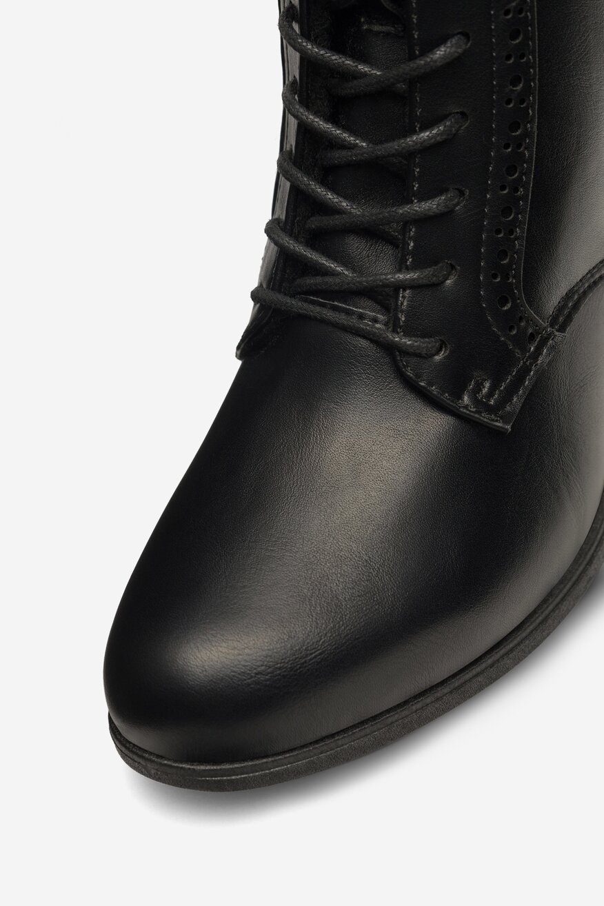 
                Clara Barson - Trzewiki na słupku - 5905588096962