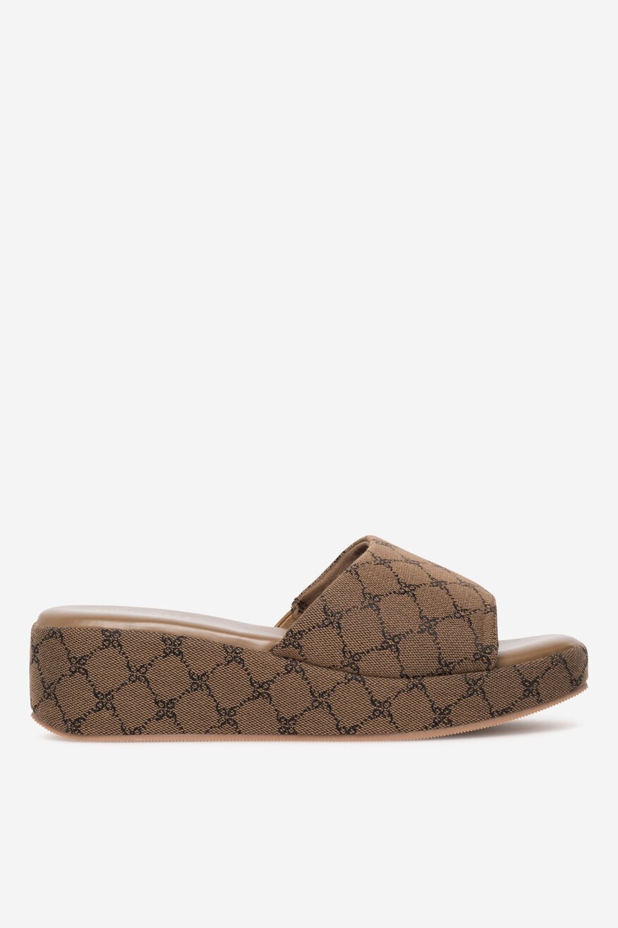 
                NINE WEST - Klapki na koturnie - 5905588650973