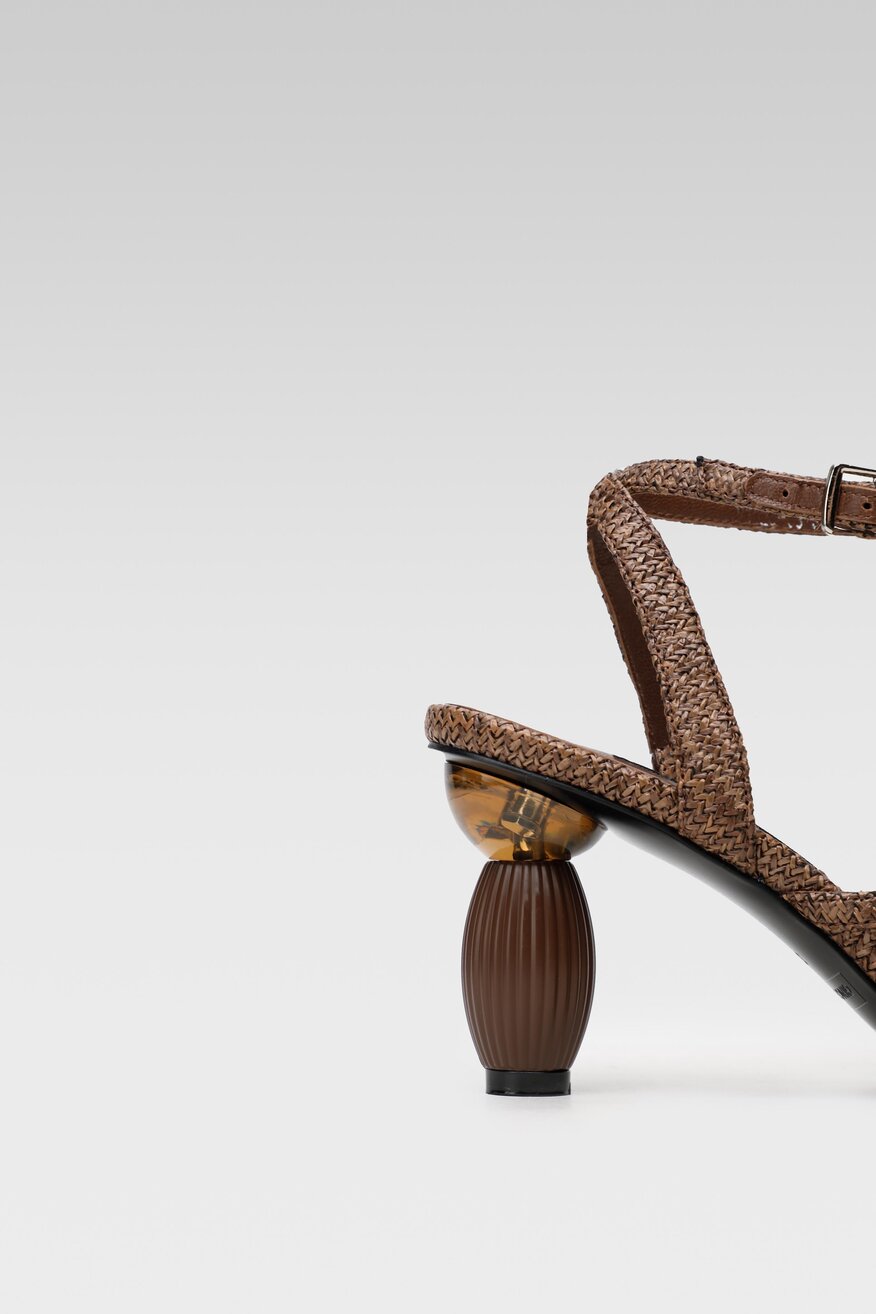 
                Gino Rossi - Sandały brązowe ze sprzączką - 5904248796082