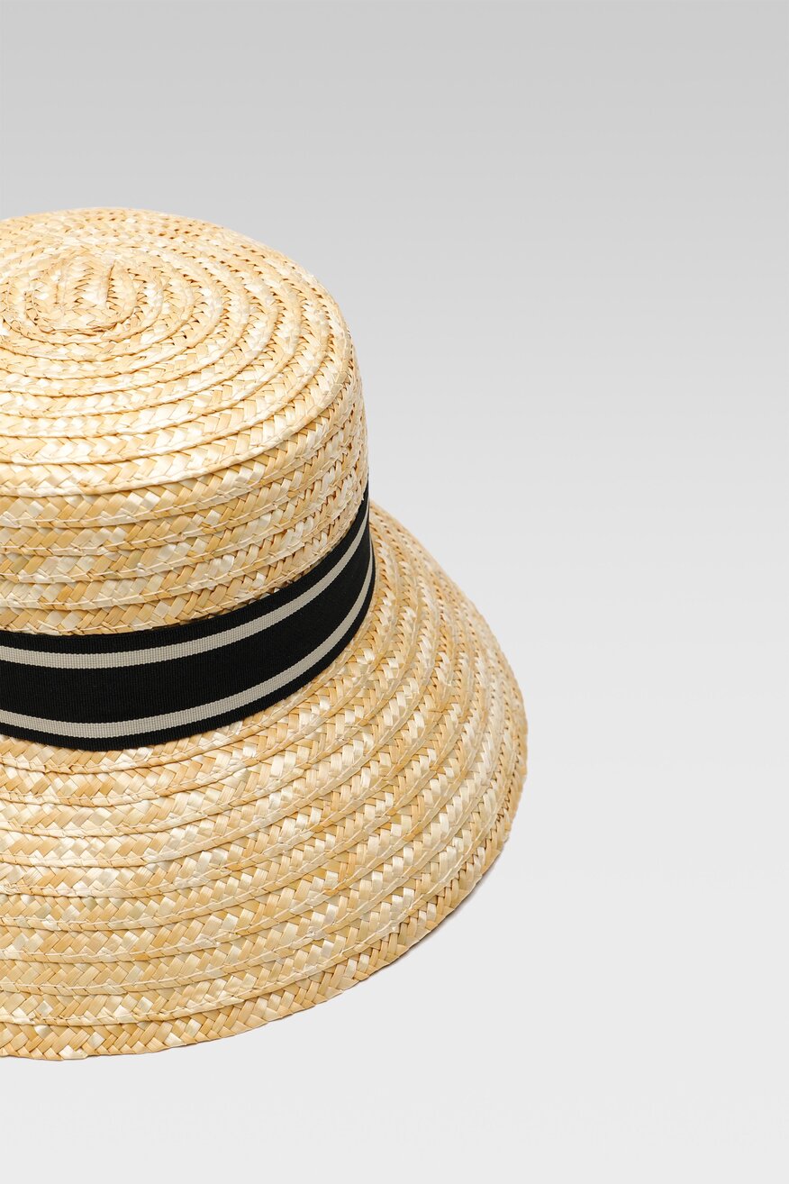 
                Дамска шапка Jenny Fairy БЕЖОВ - 5904862624488