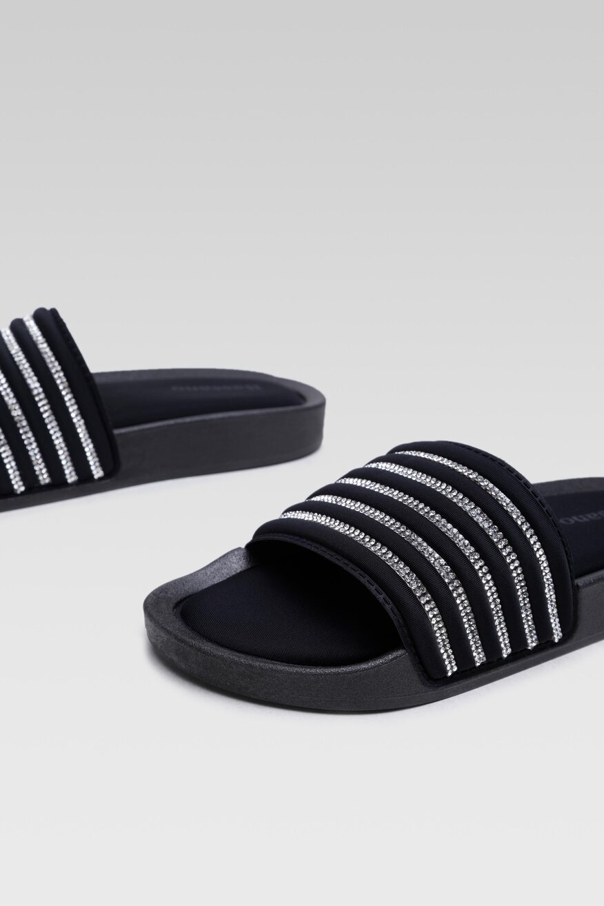 
                Bassano - Klapki czarne - 5904248710194