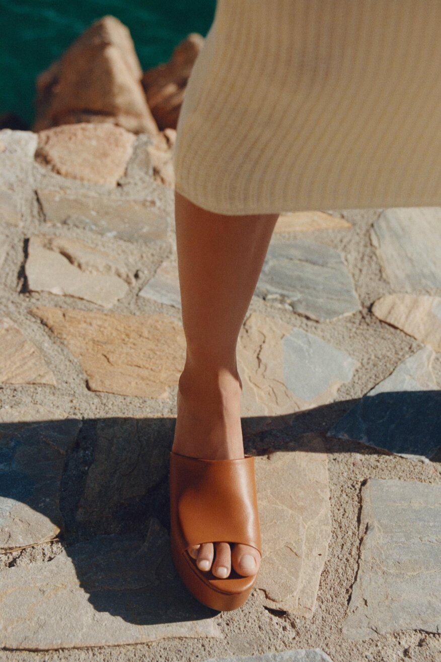 Jenny Fairy - Klapki na koturnie z platformą brązowe - 5903698707648