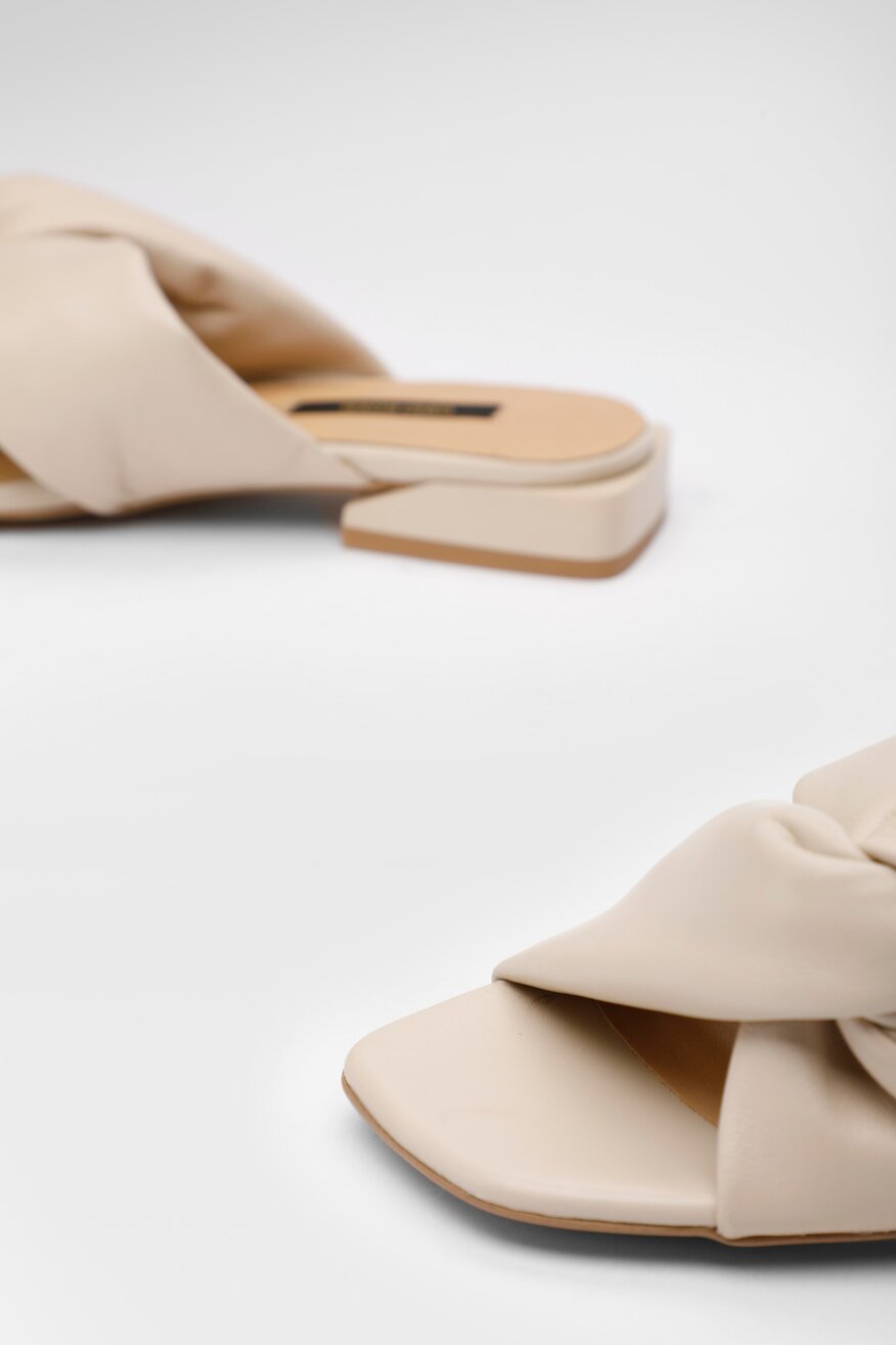 
                Gino Rossi - Skórzane klapki beżowe - 5904248441937