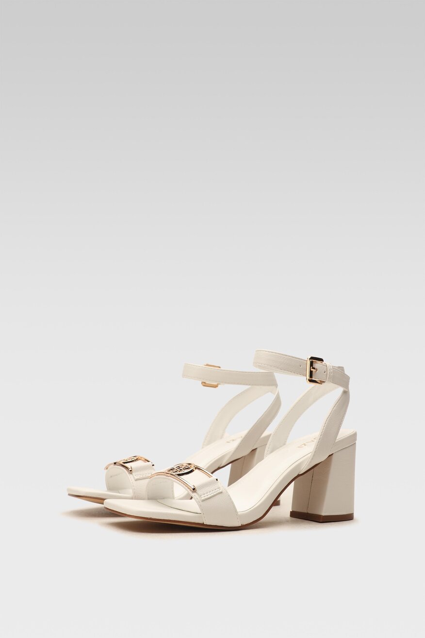 
                Quazi - Sandały na słupku - 5904248382940