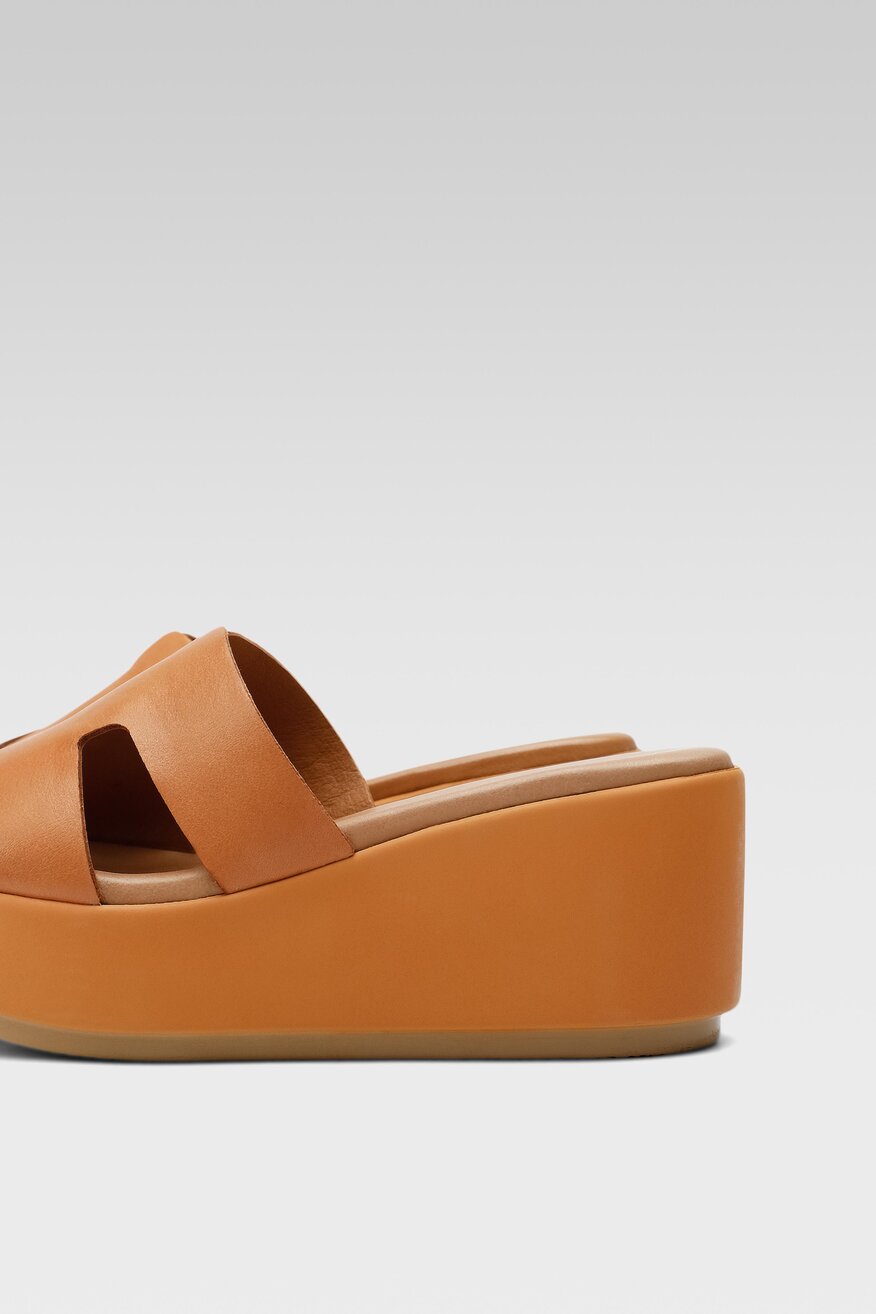 
                Inuovo - Klapki na koturnie - 5904248727833