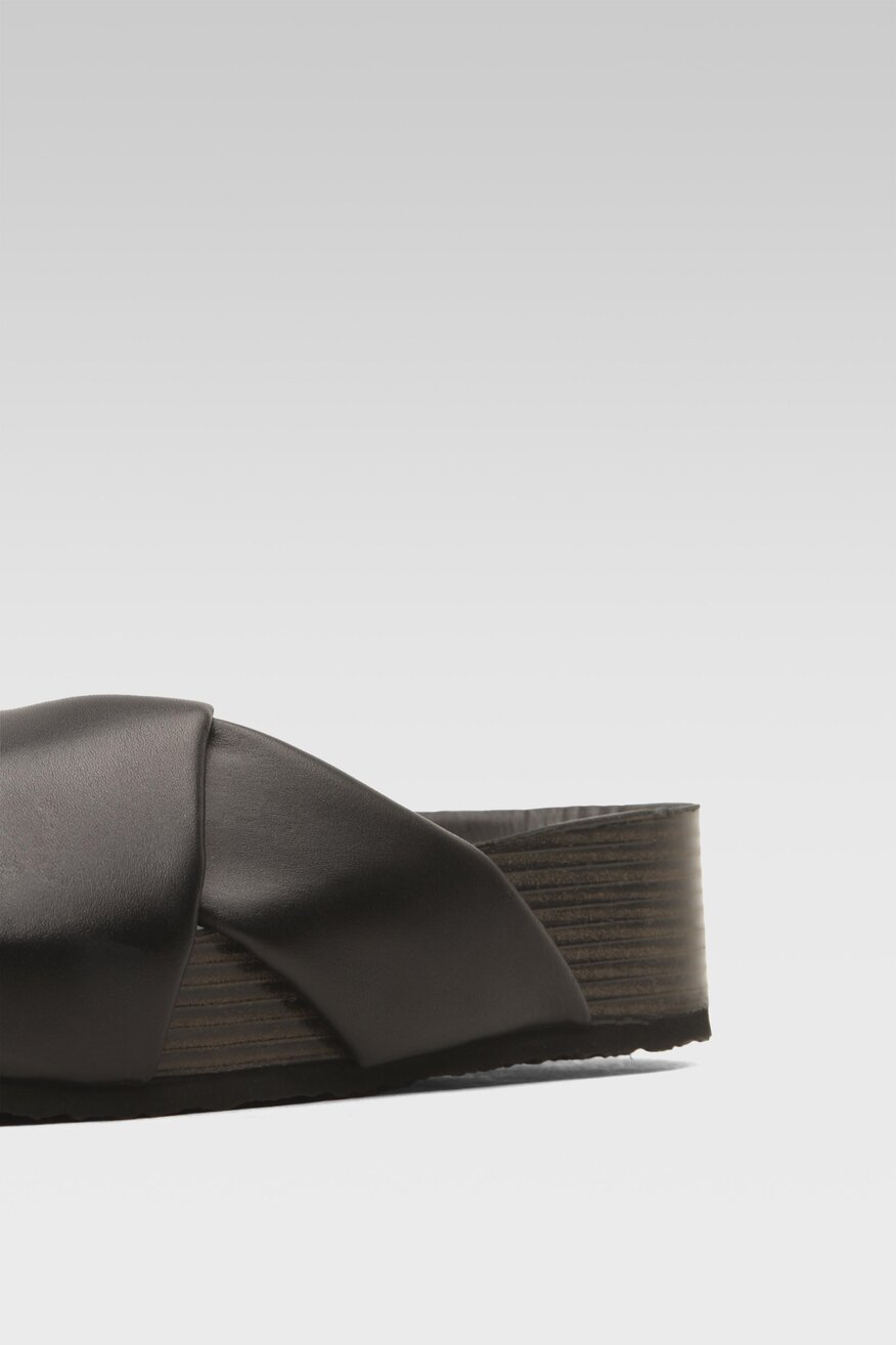 
                Gino Rossi - Skórzane klapki flatformy - 5904248399061