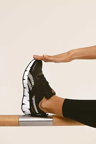 Încălțăminte sport Reebok CEO-ZIG VECTOR AR30153W-WXZ NEGRU