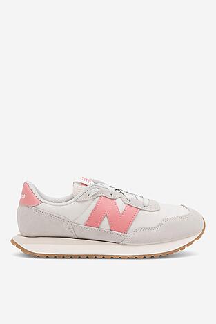 Спортни обувки New Balance NBGS237PK СВЕТЛОСИВ