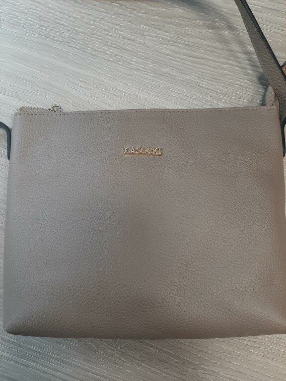 Ganze Tasche mit sichtbarem Produkt-Branding.