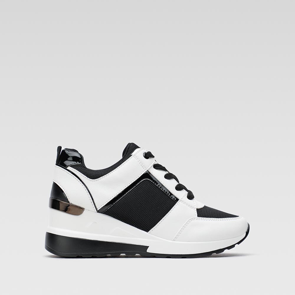 Сникърси Clara Barson