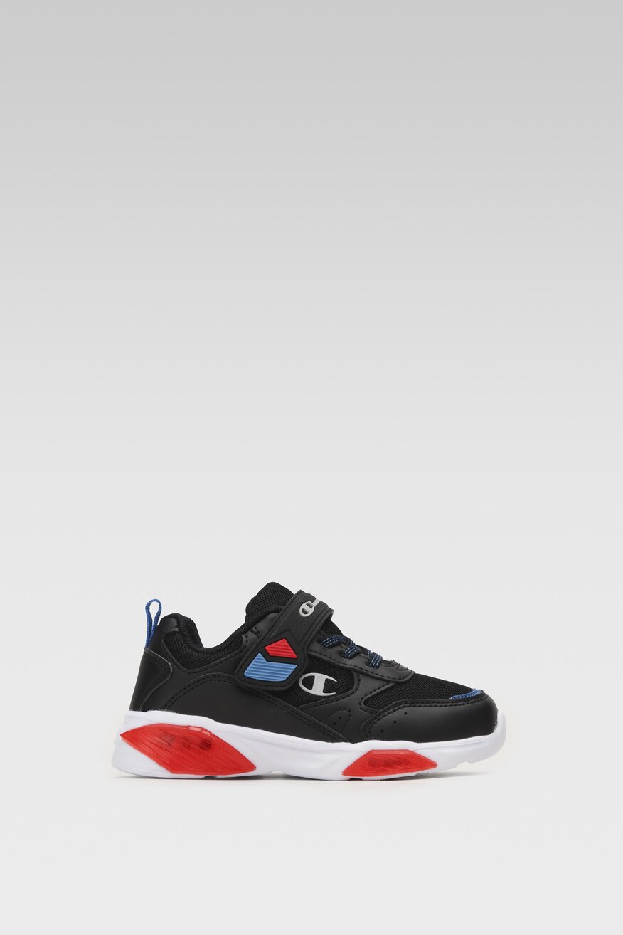 Buty sportowe Champion dla chłopca, czarne z czerwonymi światełkami w podeszwach.