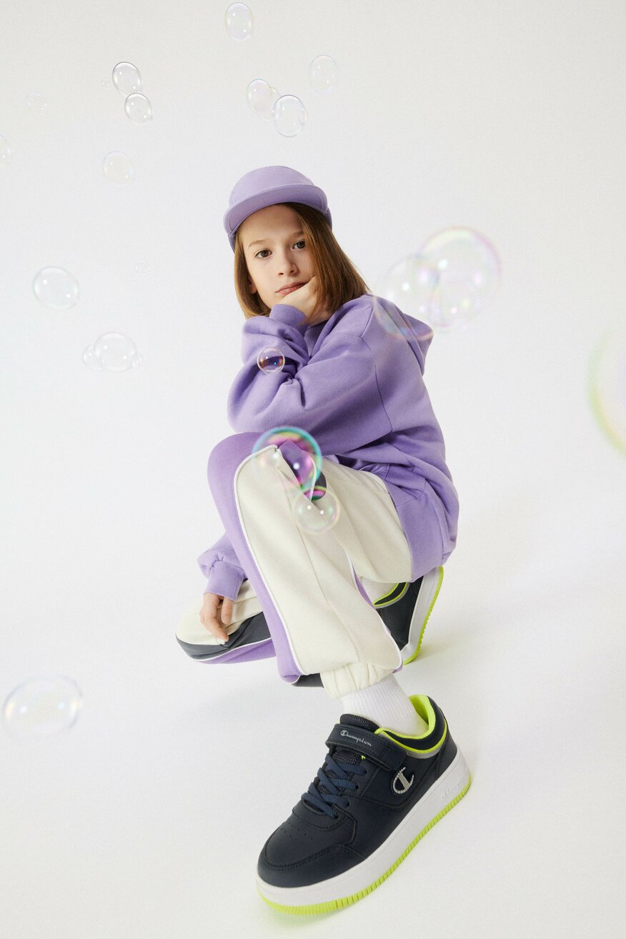 Dziewczynka w czarnych butach sportowych Champion