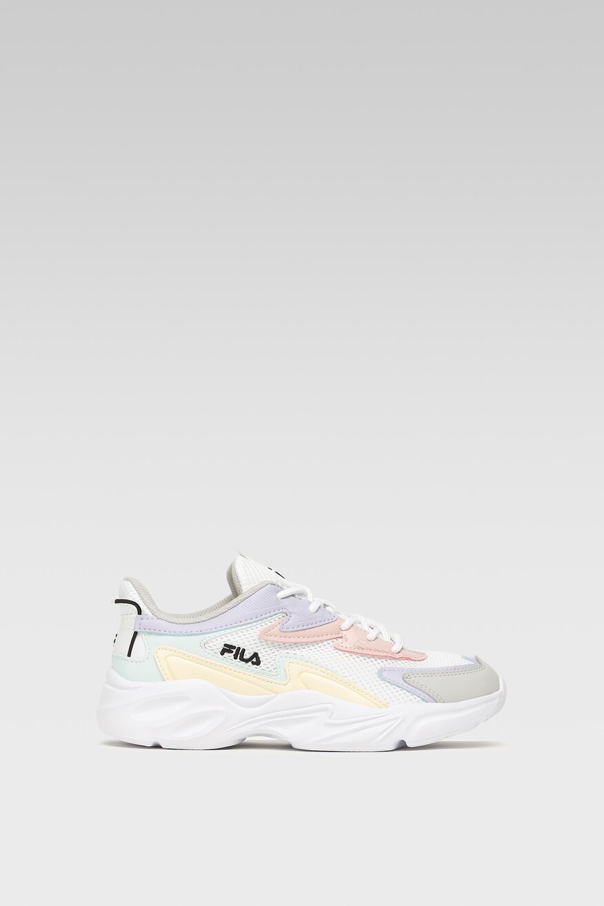 Skórzane obuwie sportowe marki Fila białe z pastelowymi wstawkami.
